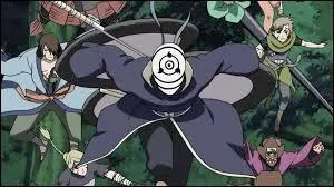 Qui est la personne au milieu de la photo ?