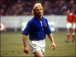 Quel est ce joueur blond, surnommé  Casque d'or  et troisième ligne aile mythique du XV de France ?