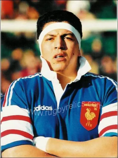 Comment s'appelle ce deuxime ligne de presque 2 mtres d'origine marocaine, qui fut plusieurs fois capitaine au milieu des annes 90 ?