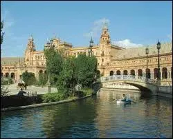 Sville est une ville espagnole baigne par 