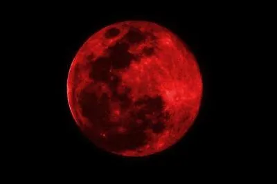 Quand le loup apparat, de quelle couleur est la lune ?