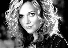 Comment s'appelle cette jeune fille qui sortait avec le garon de la 1re question ?