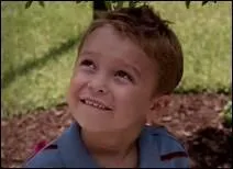 Qui est ce mignon petit garon et qui sont ses parents ?