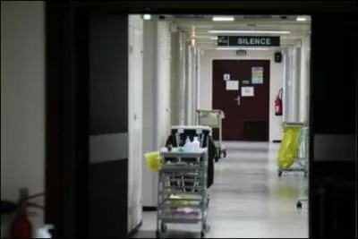 Le week-end dernier, un patient atteint d'une maladie cardiaque est mort, faute de places disponibles dans les services d'urgence d'Ile-de-France. Pourquoi ?