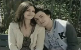 Comment s'appelle la fille dont le hros de la srie tait amoureux avant qu'elle parte ?