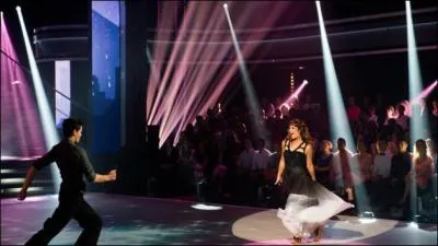 Quelle tait la couleur de la robe de Laetitia Milot au 1er prime ?