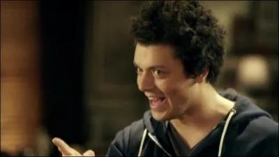 Quel est le nom de l'endroit o Adam travaille ?