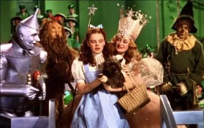 Un pouvantail sans cerveau, un lion trouillard, un homme de fer-blanc sans coeur, une petite fille Dorothy et son chien toto devraient vous suffire pour trouver ce film musical ! Quel est-il ?