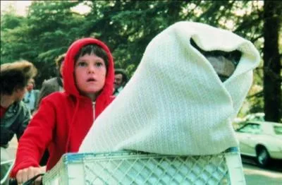 Vous connaissez tous la rplique de ce petit bonhomme (faon de parler) bizarre, venant d'ailleurs. Vous connaissez bien, aussi, ce gosse qui le protge et fait tout ce qu'il peut pour qu'il puisse rentrer chez lui ! Film culte de 1982, quel est-il ?