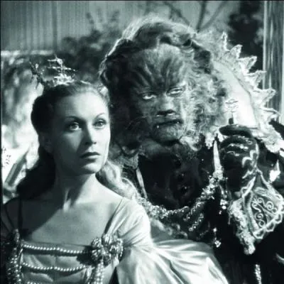 Le marchand ose cueillir une rose et les ennuis commencent pour ce marchand et, surtout, pour sa fille cadette, Belle. Egalement, des bras tiennent des torches et servent  dner. Un homme y laissera sa vie, un autre changera de  peau  ! Quel est ce film ?