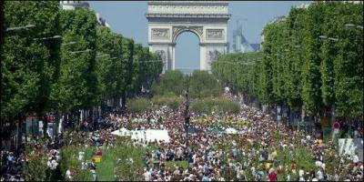 Combien (environ) la ville attire-t-elle de visiteurs par an dans les annes 2000 ?
