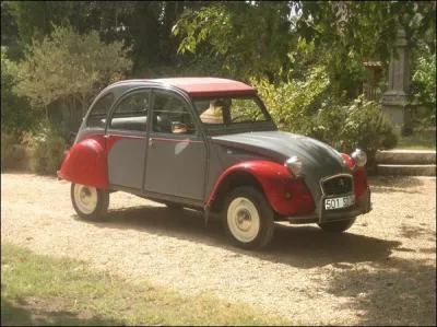 Dernirement, quel artiste s'est fait voler sa 2CV ?