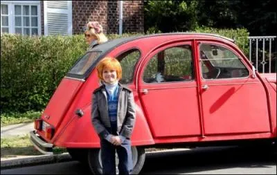 Quel est ce film tir d'une clbre BD ? Coiffure et 2CV rouge sont conformes au dessin original !