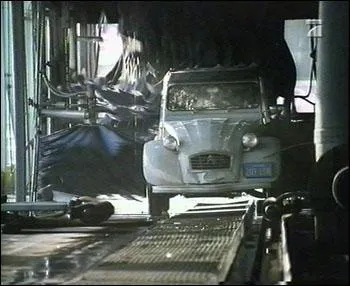 Quelle actrice anglophone possde cette 2CV dans le film  Propositions indcentes  ?