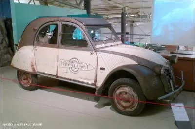 Quelle clbrit a fait le tour du monde au volant de cette 2CV, et l'a racont dans un livre ?