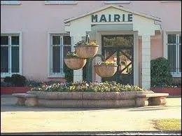 Je termine par une visite de la ville aquitaine d'Ychoux (arrondissement de Mont-de-Marsan). D'aprs-vous, elle se situe dans le dpartement n...