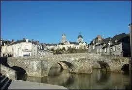 Nous sommes sur le Vieux Pont de la ville de Segr. Cette ville des Pays-de-la-Loire se situe dans le dpartement ...