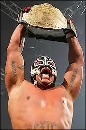 En quelle anne Rey Mysterio remporte-t-il le World Heavyweight Championship dans un Triple Threat Match ?