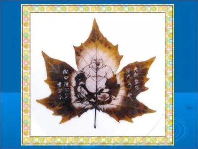 Combien y a-t-il de caractres entourant un bouddha jovial ?