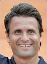 Au cours de sa longue carrire sur le circuit professionnel (de 1989  2010), il a dcroch 6 titres en simple et 24 titres en double. Qui tenait sa raquette  deux mains en revers et en coup droit ?