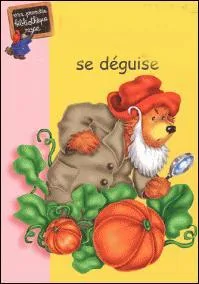 Il a tent de mettre un chapeau de Pre Nol, mais n'a pas l'air de bonne humeur :