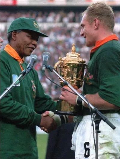 Mandela encourage les Sud-Africains noirs  soutenir l'quipe de rugby des Springboks lors de la Coupe du monde qui a lieu dans le pays. Aprs la victoire, il prsente le trophe au capitaine de l'quipe Franois Pienaar, un Afrikaner. L'vnement est vu comme un symbole de la rconciliation entre les Noirs et les Blancs d'Afrique du Sud. En quelle anne tait-ce ?
