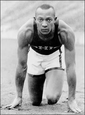 L'athlte amricain Jesse Owens est spcialis en sprint et en saut en longueur alors qu'il se prsente  Berlin, capitale de l'Allemagne nazie, pour reprsenter les tats-Unis aux Jeux Olympiques de 1936. Combien de mdailles d'or remporta-t-il lors de ces Jeux ?