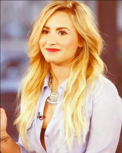 Que s'est-elle fait tatouer sur les deux poignets ?