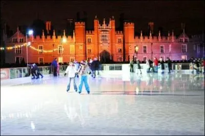 De la patinoire situe  ct du Hampton Court Palace, rsidence favorite du roi Henry VIII :  Merry Christmas !  ... ... Je suis :