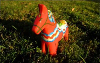 Du petit village de Nusns en Dalcarlie o les petits chevaux rouges sont toujours sculpts  la main :  God Jul !  ... ... O suis-je ?