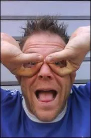 Mondialement connu pour ses vidos dangereusement drles, sa devise est :  C'est en faisant n'importe quoi qu'on devient n'importe qui !   Qui est-ce ?