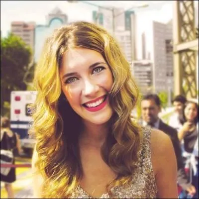 Pourquoi Angie ne veut-elle pas dire qu'elle est la tante de Violetta ?