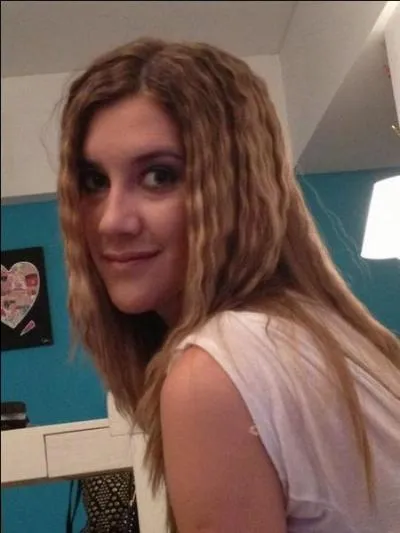 Quand Jade dit  Germn que Violetta va au studio et qu'Angie est sa tante, lors du dernier dner chez les Castillo, Germn dcide de dmnager  nouveau. Que fait Angie ?