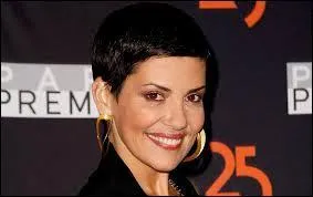 Comment se nomme celle qui anime Les Reines Du Shopping ?