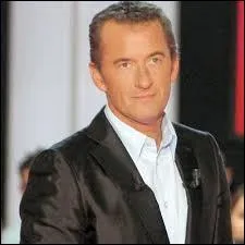 Comment se nomme celui qui anime Une Famille En Or ?