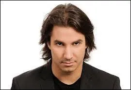 Comment se nommme celui qui est un des chroniqueurs de TPMP qui anime Le Marrakech Du Rire ?