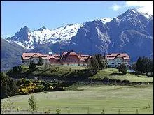 Au pied de la cordillre des Andes, la ville de San Carlos de Bariloche est une station chic, t comme hiver. Mais dans quel pays se trouve-t-elle ?