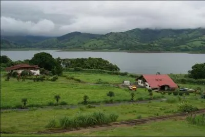 Autre continent, autre  Petite Suisse . Neutre, stable politiquement, conomie florissante, ce pays d'Amrique centrale se nomme :