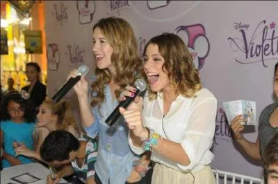 Avec qui Violetta chante-t-elle ?