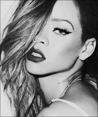 En ce moment, quelle est sa couleur de cheveux ?