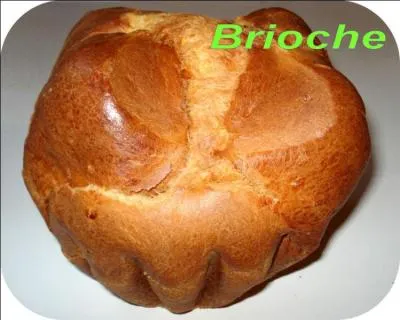 Qui a prononc cette phrase :  S'ils n'ont pas de pain, qu'ils mangent de la brioche !  ?