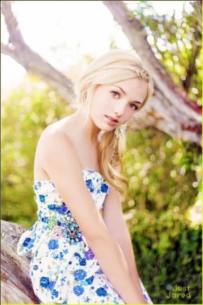 Quel est le nom de l'actrice qui joue Emma dans la série  Jessie  ?