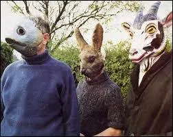 De quoi est constitu le Dieu ador par ces tranges personnages masqus dans le film de Thomas Hardy ?