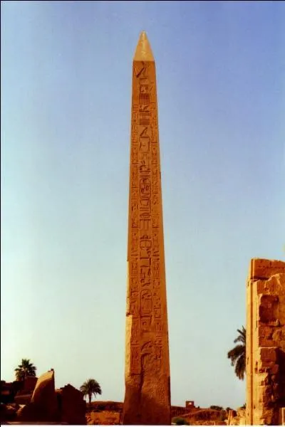 En l'honneur de qui ont-ils fait construire les oblisques ?