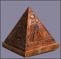 Comment appelle-t-on le bout de la pyramide ?