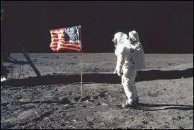 Culture gnrale : Comment s'appelle le premier astronaute a avoir march sur la lune en 1969 ?