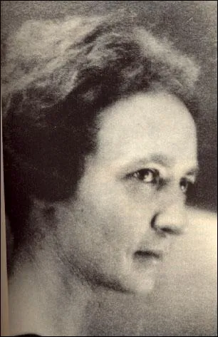 Elle se prnommait Irne elle tait marie  un grand physicien elle a obtenu avec lui le prix Nobel. Quel tait son nom de famille ?