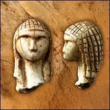 Une de ces Venus n'est ni une statuette ni une statue. Laquelle ?