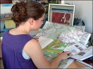 Quelle profession utilise du papier pour nous renseigner sur le vaste monde et ses dtails ?