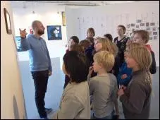 Cette activit utilise pas mal de papier pour dvelopper, en public, de bien intressants exposs. Quelle est-elle ?